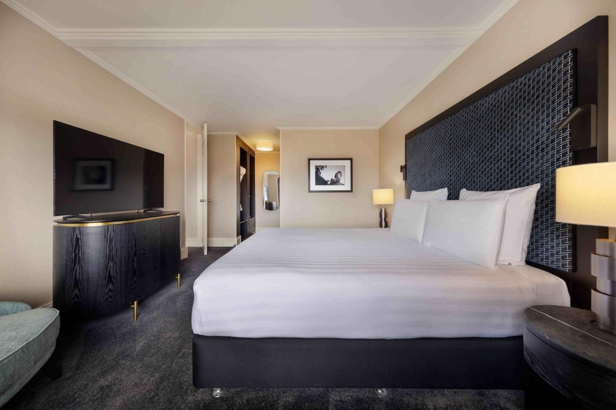 Pullman Auckland Hotel & Apartments Екстериор снимка A bedroom at the hotel